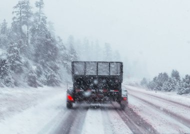 Karla kaplı ormanda kış yolu