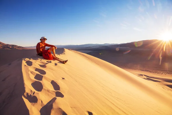 Randonneur Dans Désert Sable Heure Lever Soleil — Photo