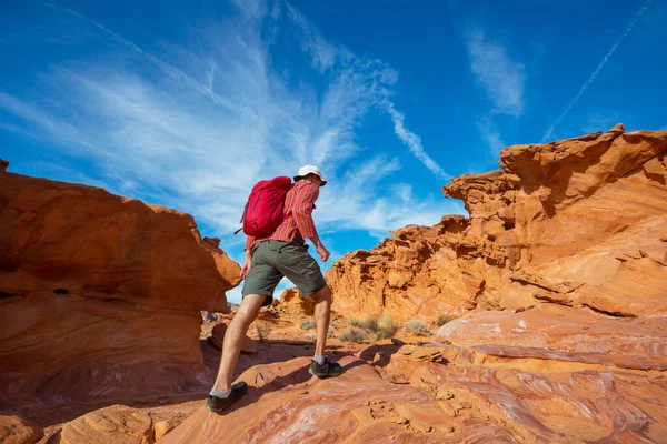 ネバダ州ラスベガス近くのネバダ砂漠の石造りのアーチの中のハイカー — ストック写真