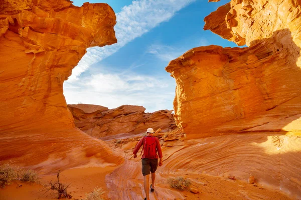 Wanderer Einem Steinbogen Der Wüste Nevada Der Nähe Von Las — Stockfoto