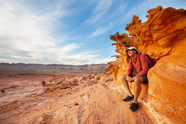 Caminante Dentro Arco Piedra Desierto Nevada Cerca Las Vegas Nevada — Foto de Stock