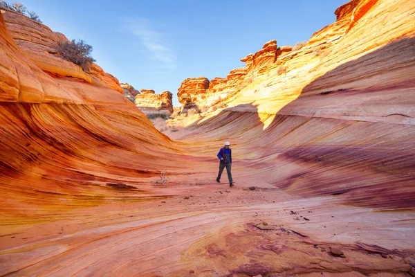 Utah dağlarında yürüyüş. Alışılmadık doğal manzaralarda yürüyüş. Fantastik kumtaşı oluşumları.