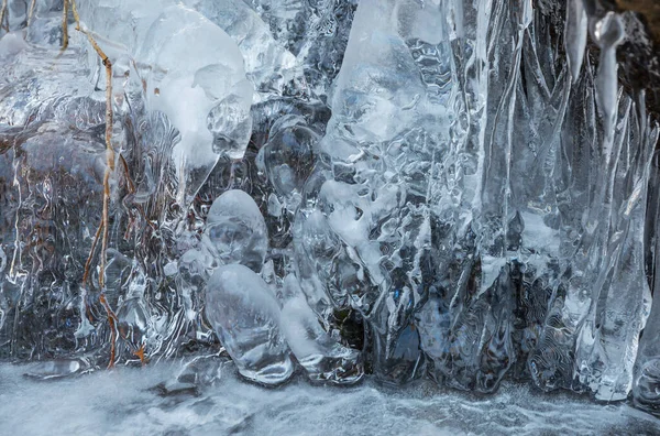 아름다운 얼어붙은 폭포를 클로즈업하는 — 스톡 사진
