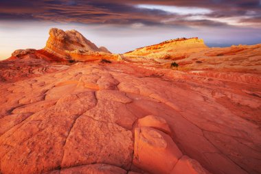 Vermilion Cliffs Ulusal Anıtı. Gün doğumunda manzara manzarası. Alışılmadık dağ manzarası. Güzel doğal arkaplan.