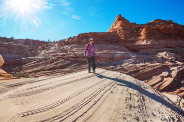 Utah dağlarında yürüyüş. Alışılmadık doğal manzaralarda yürüyüş. Fantastik kumtaşı oluşumları.