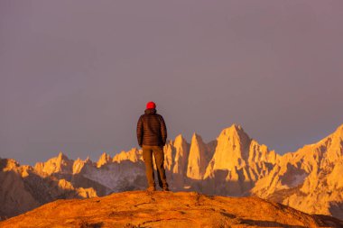Mt. Doğu Sierra, California, ABD 'deki Whitney manzaraları, güzel doğal arka plan