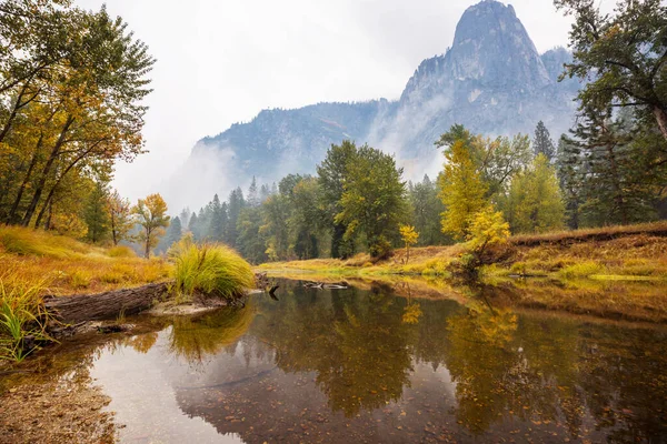 Yosemite Ulusal Parkı, Kaliforniya, ABD 'de güzel bir sonbahar sezonu