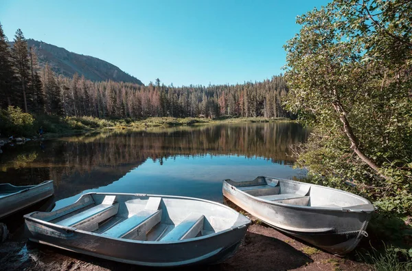 Boat Beautiful Mountains Lake — Stock Photo, Image