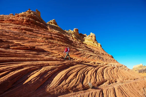 Utah dağlarında yürüyüş. Alışılmadık doğal manzaralarda yürüyüş. Fantastik kumtaşı oluşumları.