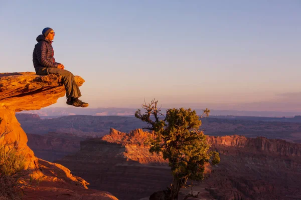 Человек Скале Горах Туристическая Сцена — стоковое фото