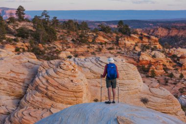 Utah dağlarında yürüyüş. Alışılmadık doğal manzaralarda yürüyüş. Fantastik kumtaşı oluşumları.