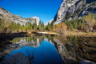 Yosemite Ulusal Parkı, Kaliforniya, ABD 'de güzel bir sonbahar sezonu