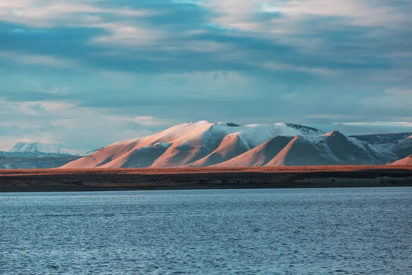 Kış erken dağlarında güzel bir doğa manzarası. Sierra Nevada manzaraları. ABD, Kaliforniya. Seyahat ve kış tatili geçmişi.