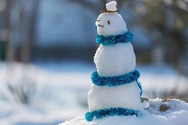 美丽的雪人在雪年2021年的背景下 — 图库照片