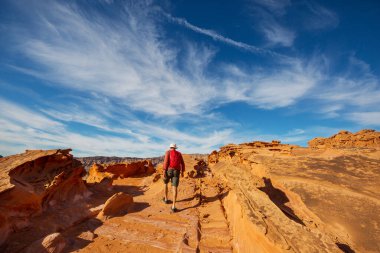 Nevada çölünde Las Vegas, Nevada, ABD yakınlarındaki bir taş kemer içinde yürüyüşçü