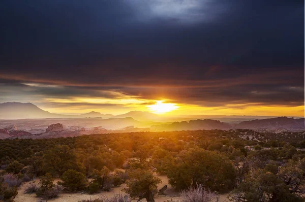 Dağlarda manzaralı günbatımı. Güzel doğal arkaplan.