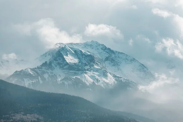 冬季白雪覆盖的高山 — 图库照片