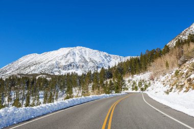 Kış manzarasında dağ yolu. Sierra Nevada, Kaliforniya, ABD