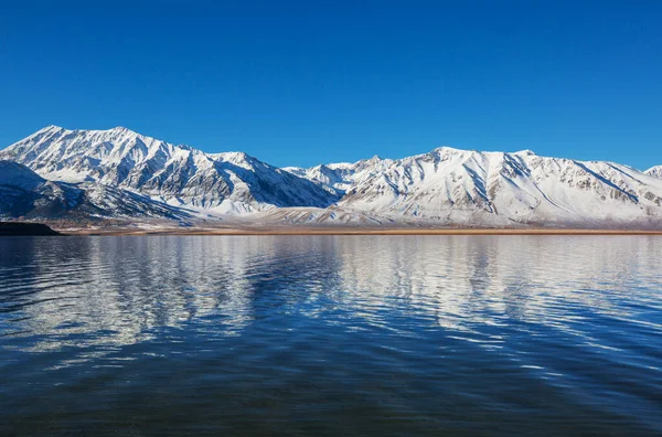 初冬の山の中で美しい自然シーン シエラネバダの風景 アメリカ カリフォルニア州 旅行と冬の休暇の背景 — ストック写真