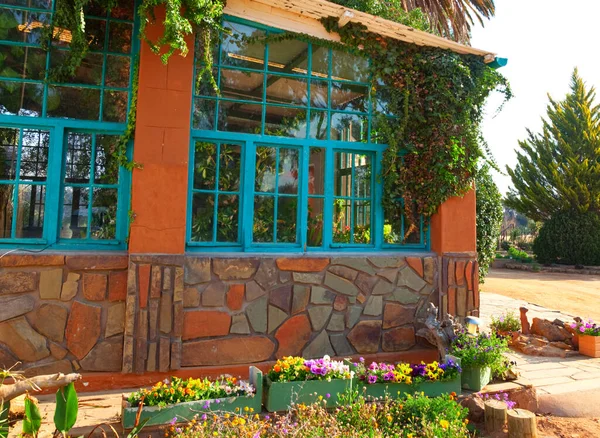 Kolorowy Dom Kwitnącym Ogrodzie — Zdjęcie stockowe