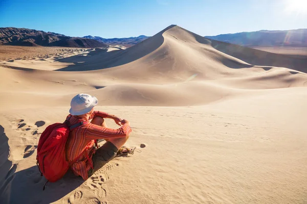 Caminhante Entre Dunas Areia Deserto — Fotografia de Stock