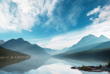 Buzul Ulusal Parkı, Montana, ABD 'deki muhteşem dağların yansımasıyla güzel Bowman Gölü. Instagram filtresi.