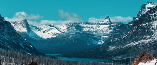 美国蒙大拿州冰川国家公园冬季的风景雪峰 Instagram过滤器 — 图库照片