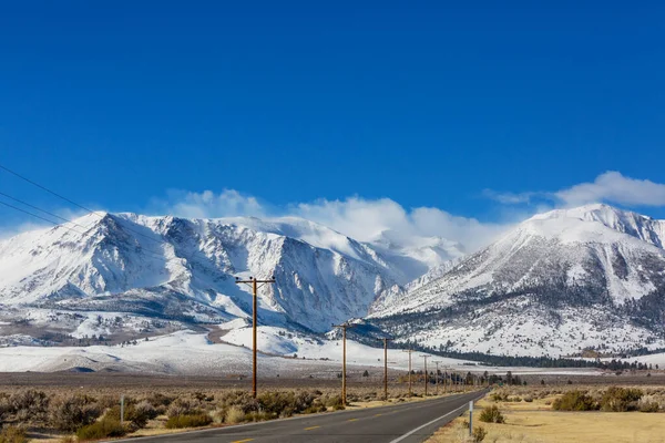 冬景色の山道 米国カリフォルニア州シエラネバダ — ストック写真