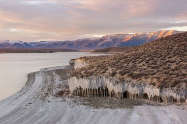 Sıra dışı doğal manzaralar- Kaliforniya 'daki Crowley Lake Sütunları, ABD.