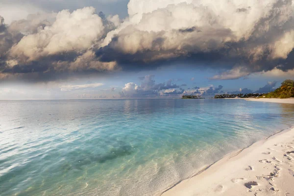 热带海滩上美丽的夏季风景 — 图库照片