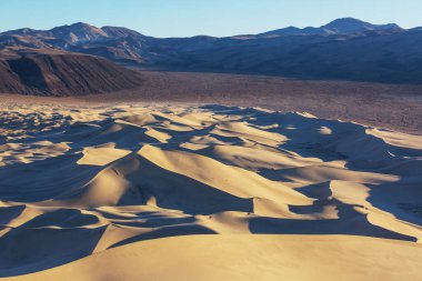 Uzak çöldeki bozulmamış kum tepeleri