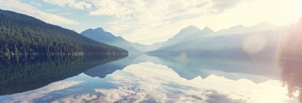 Krásné Bowmanovo Jezero Odleskem Velkolepých Hor Národním Parku Glacier Montana — Stock fotografie