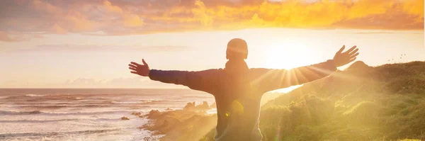 Hombre Feliz Amanecer Playa Concepto Viaje Emoción — Foto de Stock