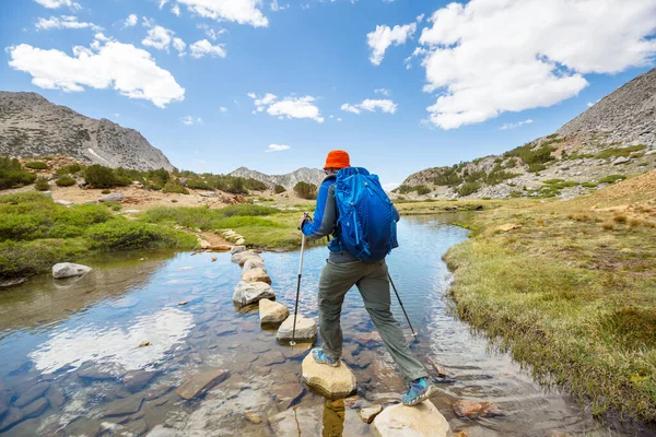 Homem Uma Caminhada Nas Montanhas Verão Lindas Paisagens Naturais — Fotografia de Stock