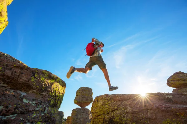 Hombre Salta Entre Acantilados Las Montañas — Foto de Stock