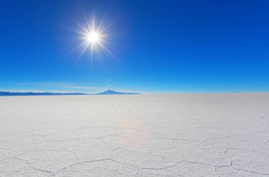 Gündoğumunda, Bolivya 'da Uyuni Tuz Düzlükleri' nin manzarası. Alışılmadık doğal arka plan