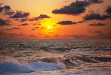 Deniz kıyısında manzara renkli gün batımı. Duvar kağıdı ya da arkaplan resmi için iyi. Güzel doğa manzaraları