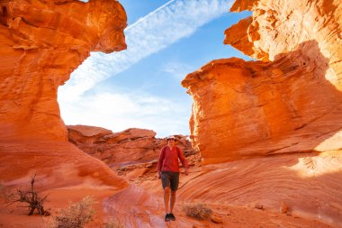 Nevada çölünde Las Vegas, Nevada, ABD yakınlarındaki bir taş kemer içinde yürüyüşçü