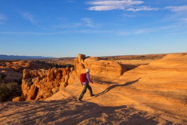 Utah dağlarında yürüyüş. Alışılmadık doğal manzaralarda yürüyüş. Fantastik kumtaşı oluşumları.