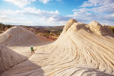 Utah dağlarında yürüyüş. Alışılmadık doğal manzaralarda yürüyüş. Fantastik kumtaşı oluşumları.