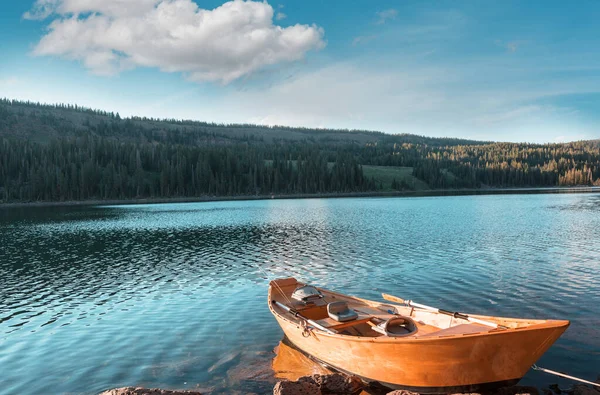 Barco Hermoso Lago Montañas — Foto de Stock