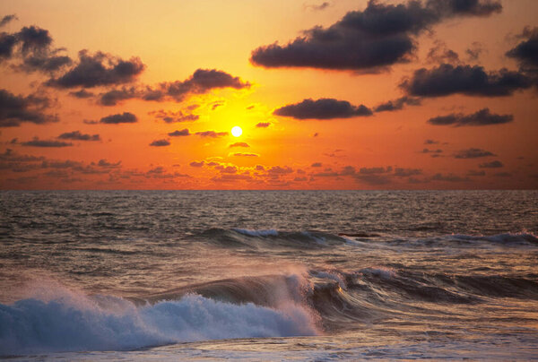 Живописный красочный закат на берегу моря. Хорошо подходит для обоев или фонового изображения. Красивые природные пейзажи