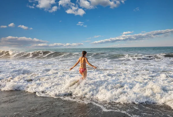 Een Jonge Vrouw Spelend Golven Een Zeestrand — Stockfoto