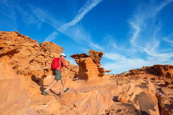 Wandelaar Een Stenen Boog Nevada Woestijn Bij Las Vegas Nevada — Stockfoto