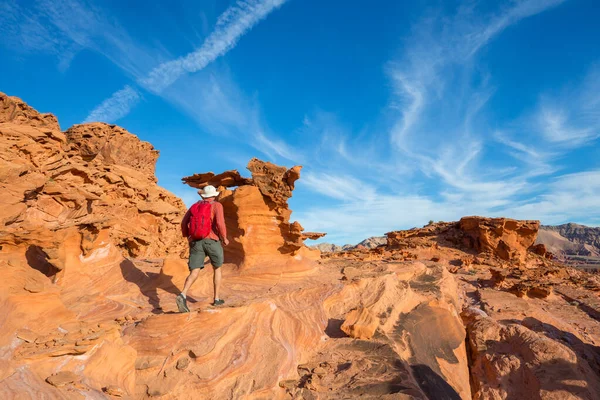 Wanderer Einem Steinbogen Der Wüste Nevada Der Nähe Von Las — Stockfoto