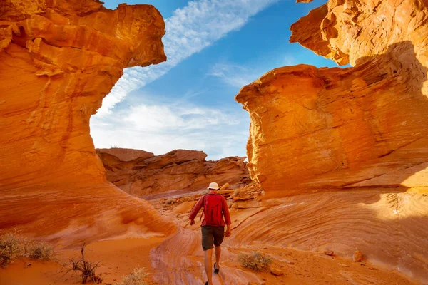 Caminhante Dentro Arco Pedra Deserto Nevada Perto Las Vegas Nevada — Fotografia de Stock