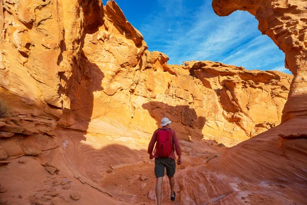 Escursionista All Interno Arco Pietra Nel Deserto Del Nevada Vicino — Foto Stock