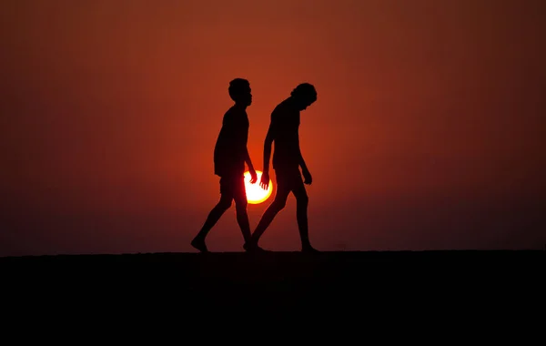 Silhouette Two Young Men Sunset — Stock Photo, Image