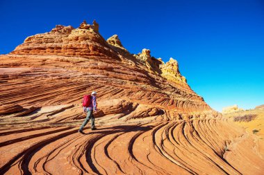 Utah dağlarında yürüyüş. Alışılmadık doğal manzaralarda yürüyüş. Fantastik kumtaşı oluşumları.