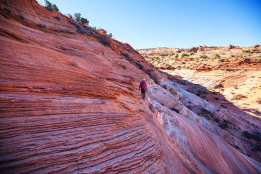 Utah dağlarında yürüyüş. Alışılmadık doğal manzaralarda yürüyüş. Fantastik kumtaşı oluşumları.